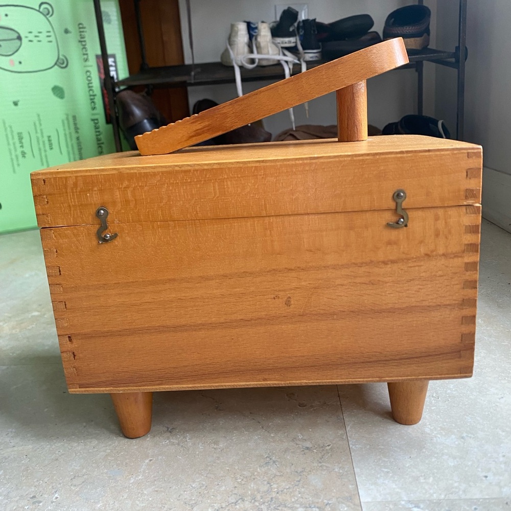 Vintage shoe shine box